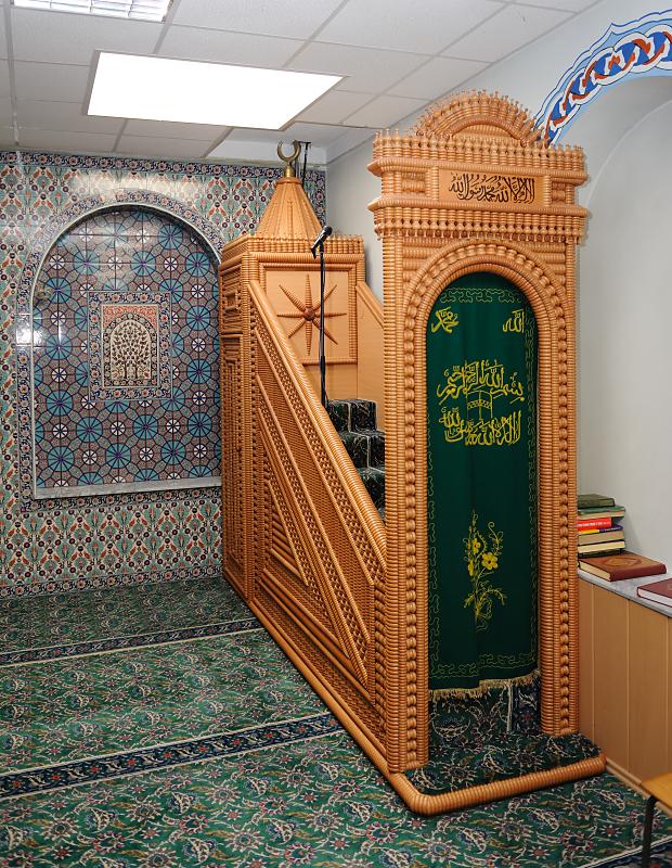 2219 Minbar, Kanzel in der Eyüp Sultan Camii von Hamburg Harburg. | Eyüp Sultan Camii -  Moschee; Hamburg Harburg Knoopstrasse.